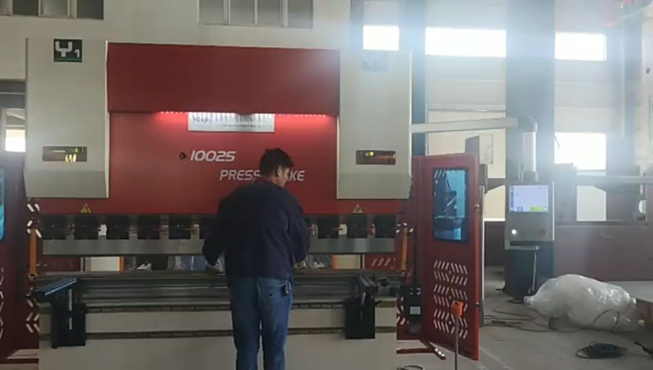 מכונת כיפוף הידראולית 125t 2500 מ"מ/4 צירים Cnc בלם לחץ