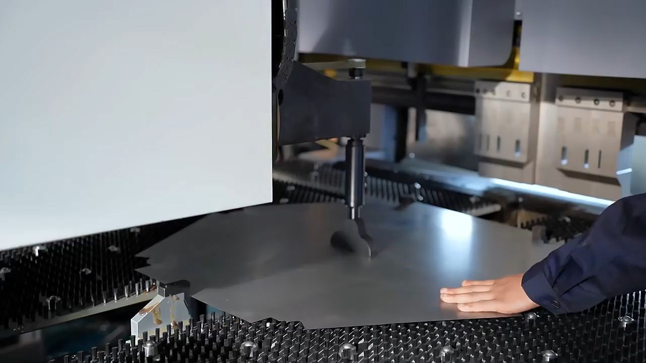 מכונת כיפוף פנלים CNC 15 צירים מכונת כיפוף סדין מתכת סרוו