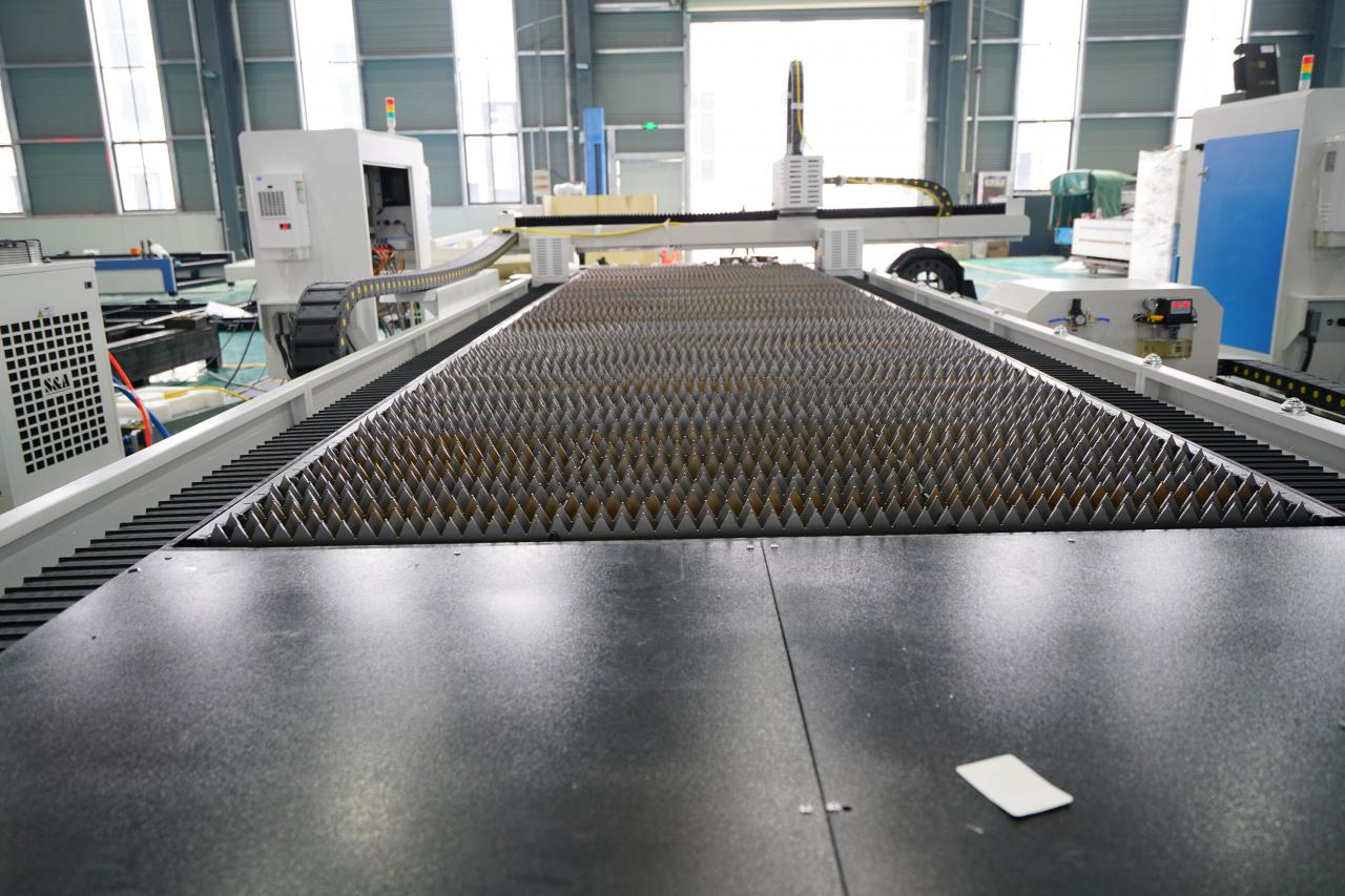 Màquina de tall làser de tub de fibra de metall de 3 metres de 3000 watts Màquina de tall làser de tub de fibra de metall de 3 metres de 3000 watts