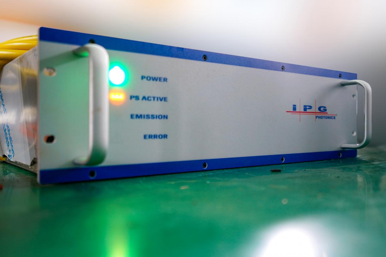 水冷の金属板のための 3015 1000 ワットのレーザー カッター