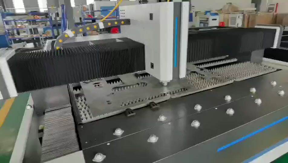 3kw Ipg Cnc šķiedras lāzergriešanas mašīna metāla loksnēm