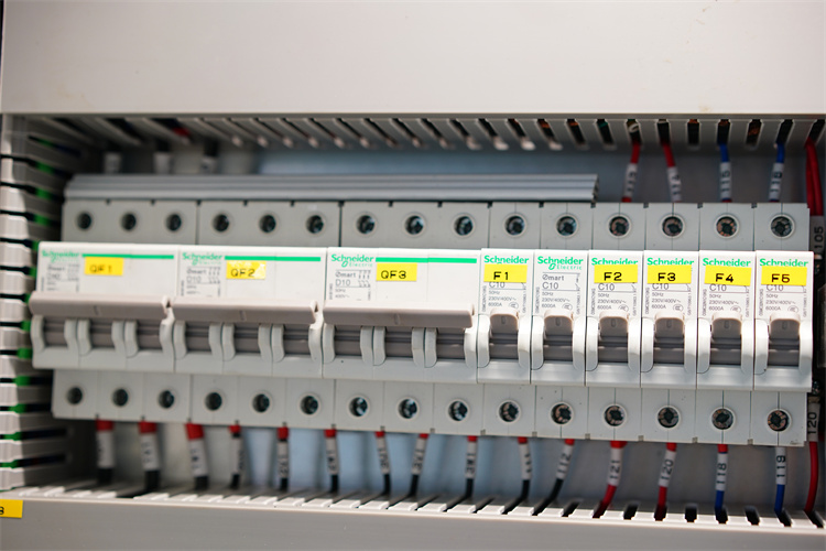 4 +1 軸 Cnc 串聯折彎機，帶 Ct8ps 2d 圖形控制器