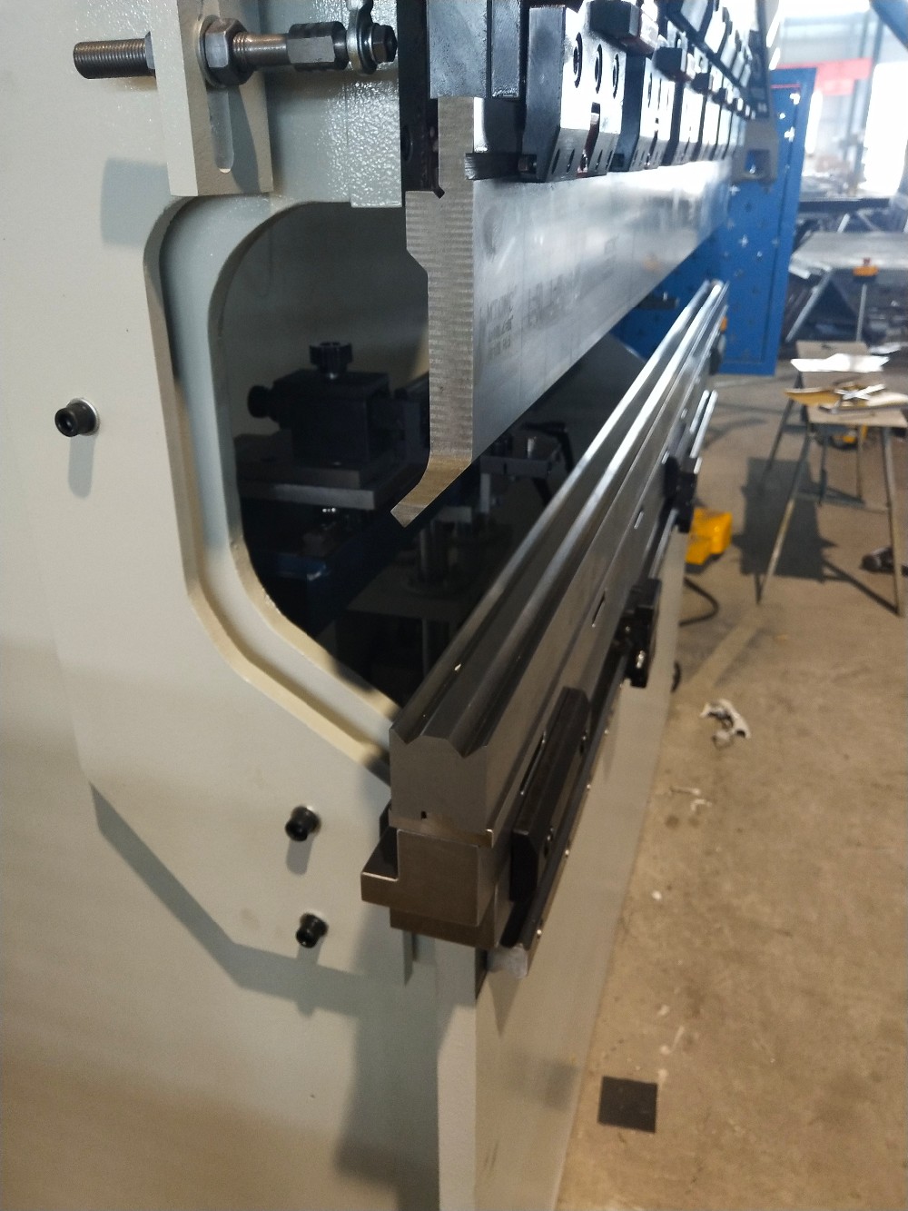 4 Oxlu Hidravlik Servo Cnc Levha Bükmə Maşını