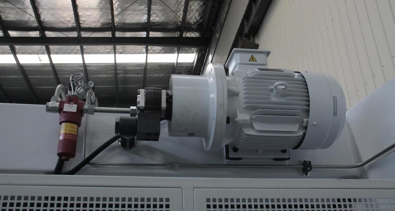 8 軸 320T 大型 6000mm 3d サーボ Cnc 電気油圧プレス ブレーキ 8 軸 320T 大型 6000mm 3d サーボ Cnc 電気油圧プレス ブレーキ