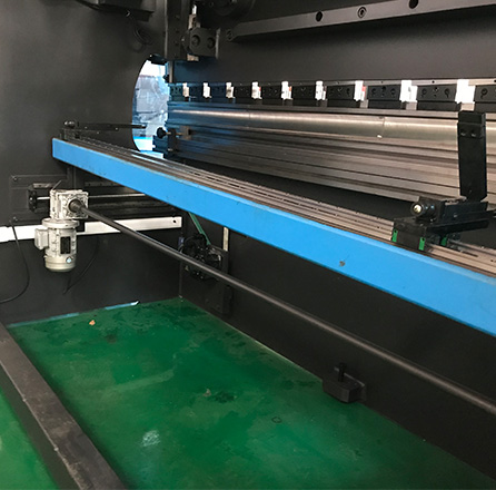 Da58t Cnc Sistemli 4+1 Oxlu 80t2500 Cnc Hidravlik Pres Əyləc Da58t Cnc Sistemli 4+1 Oxlu 80t2500 Cnc Hidravlik Pres Əyləc