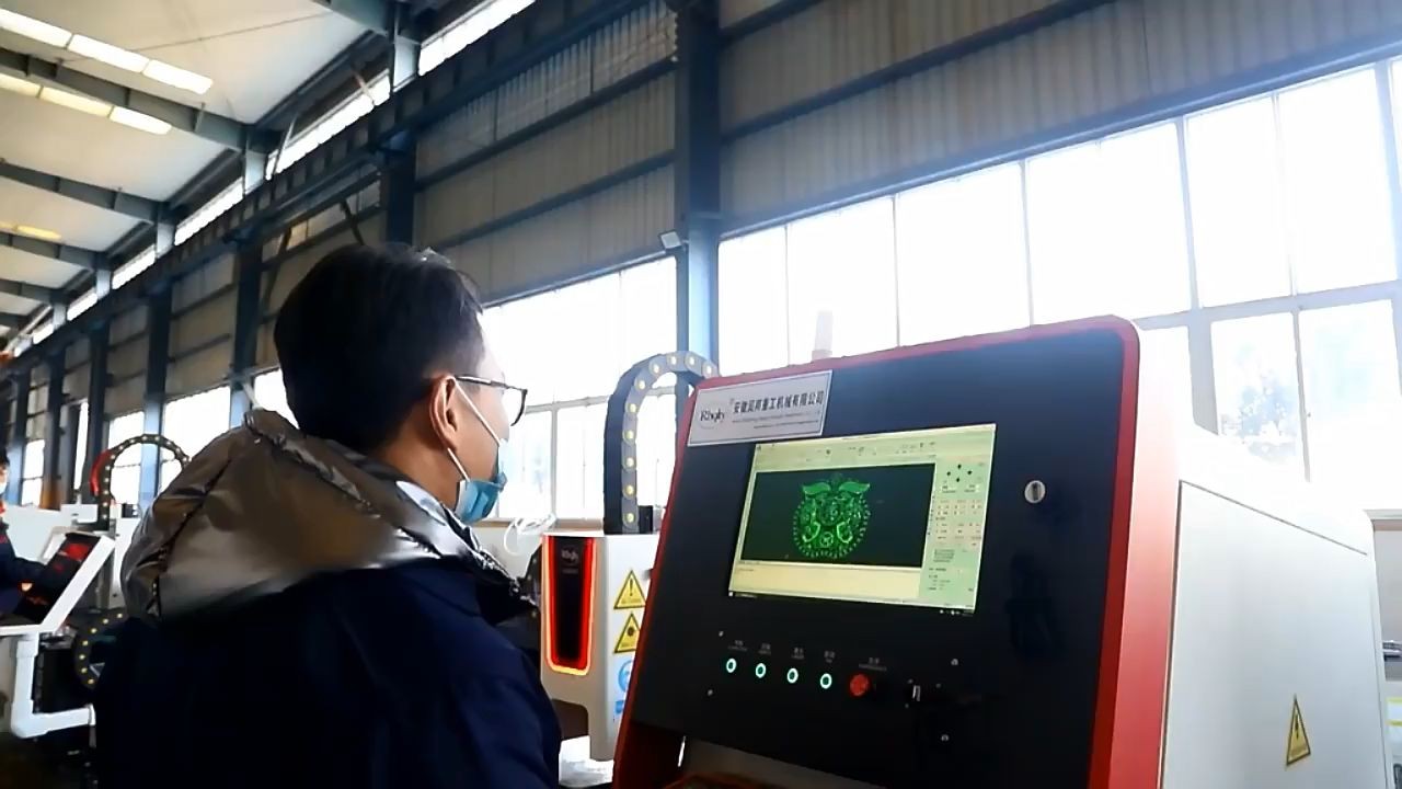 Ķīna augstas precizitātes karstā pārdošana metāla griešanas lāzera griešanas mašīna