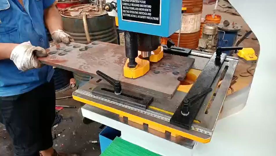 Hydraulische gecombineerde pons- en knipijzeren werkmachine