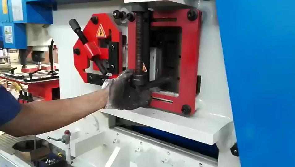 מכונת גיליונות מתכת אוטומטית לגזירה ולחבטות