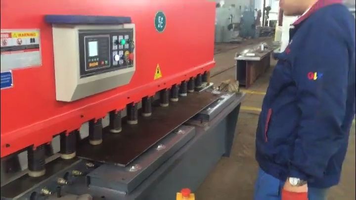 Qc12y-4x2500 מכונת גזירת לוחות פלדה קטנה עם בקרת E21s
