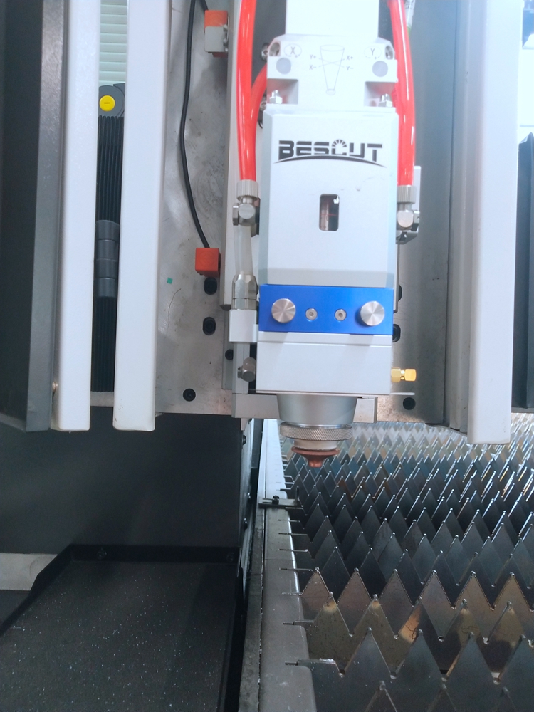 Çin yüksək dəqiqlikli isti satış metal kəsmə lazer kəsmə maşını Çin yüksək dəqiqlikli isti satış metal kəsmə lazer kəsmə maşını