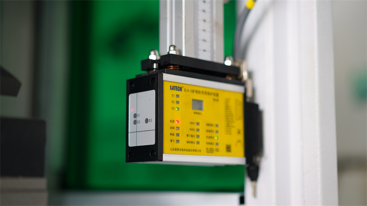 8+1 축선을 가진 스테인리스를 위한 Cnc 수압기 브레이크 100t2500 8+1 축선을 가진 스테인리스를 위한 Cnc 수압기 브레이크 100t2500