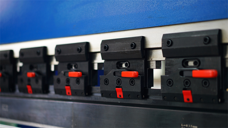 8+1 축선을 가진 스테인리스를 위한 Cnc 수압기 브레이크 100t2500 8+1 축선을 가진 스테인리스를 위한 Cnc 수압기 브레이크 100t2500