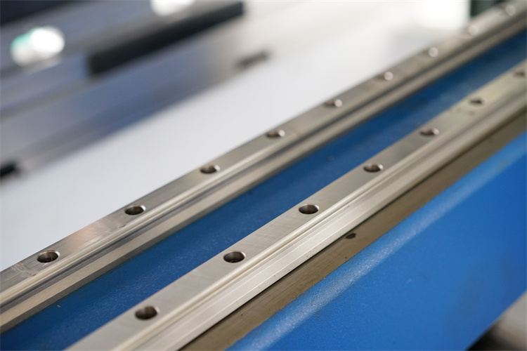 8+1 축선을 가진 스테인리스를 위한 Cnc 수압기 브레이크 100t2500 8+1 축선을 가진 스테인리스를 위한 Cnc 수압기 브레이크 100t2500