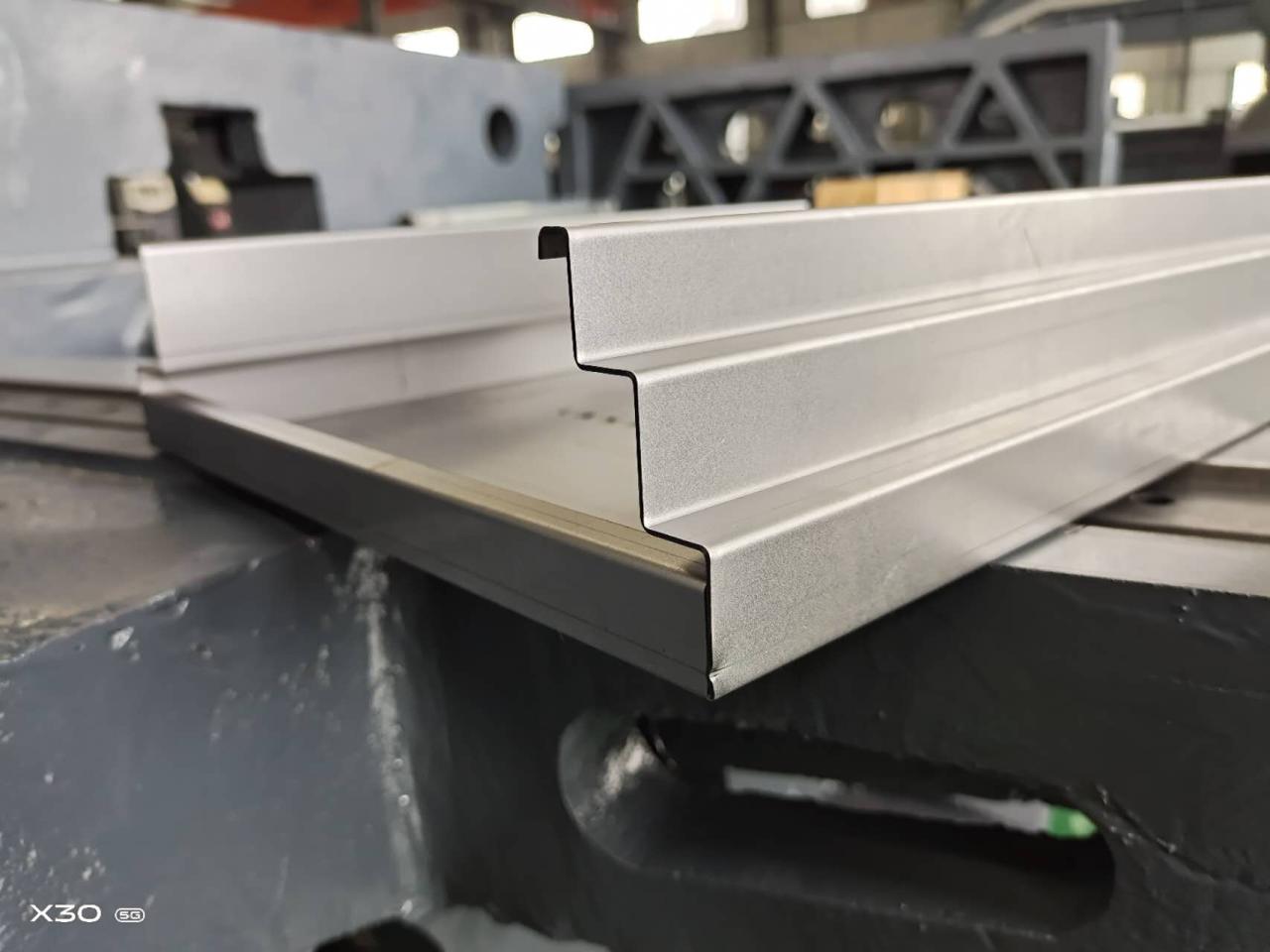 Cnc panelbockningsmaskin med automatisk styrenhet och högeffektiv