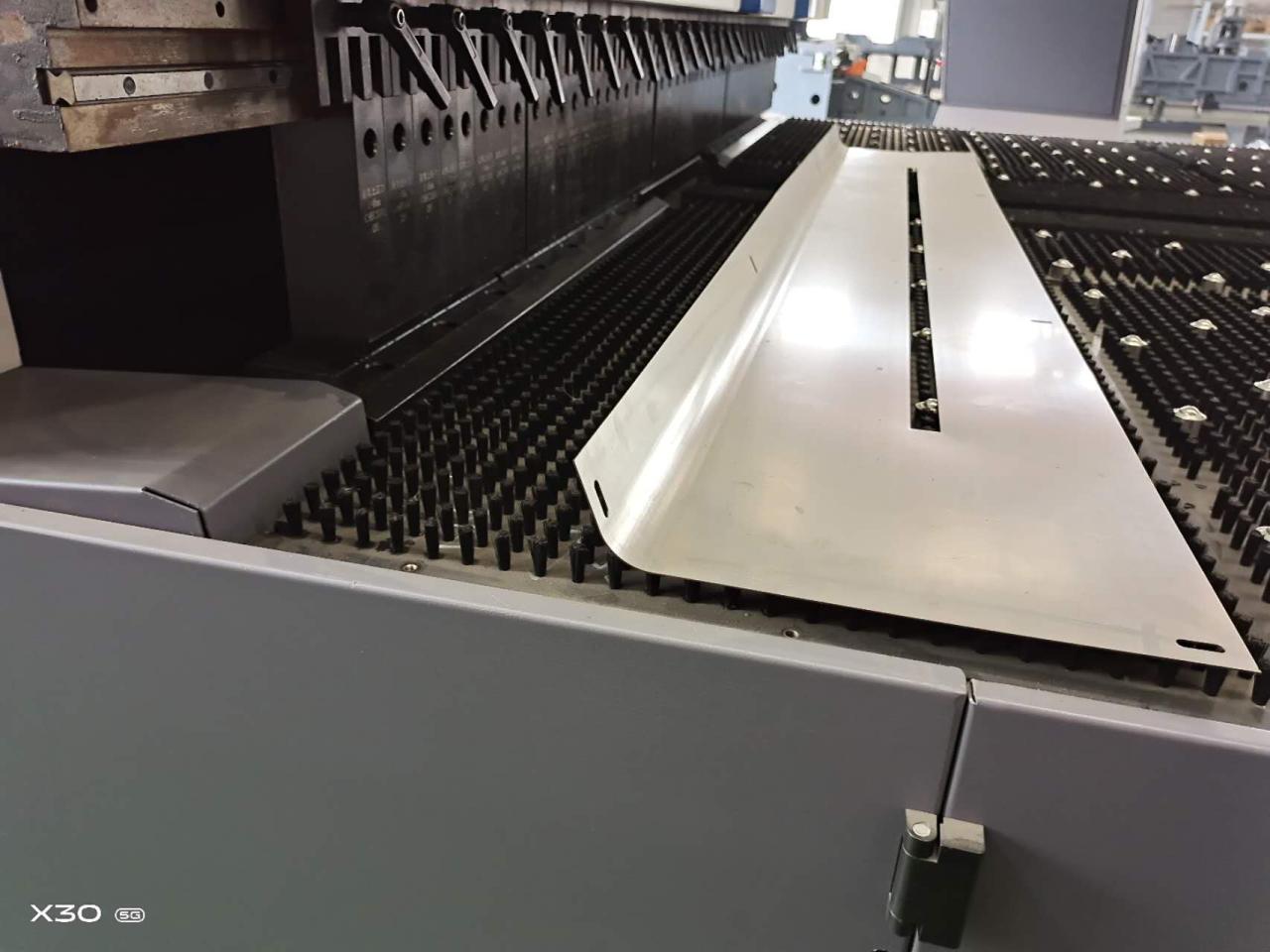 Cnc panelbockningsmaskin med automatisk styrenhet och högeffektiv