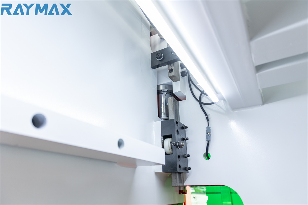 Freno de premsa CNC per plegar i plegar xapes d'aliatge de planxa metàl·lica Freno de premsa CNC per plegar i plegar xapes d'aliatge de planxa metàl·lica