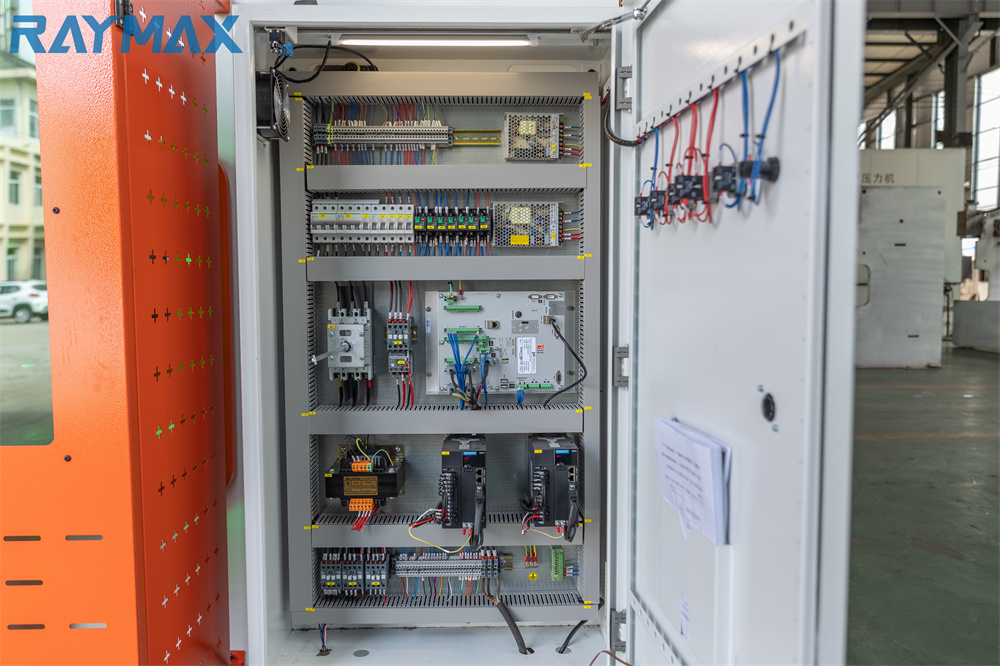 Freno de premsa CNC per plegar i plegar xapes d'aliatge de planxa metàl·lica Freno de premsa CNC per plegar i plegar xapes d'aliatge de planxa metàl·lica