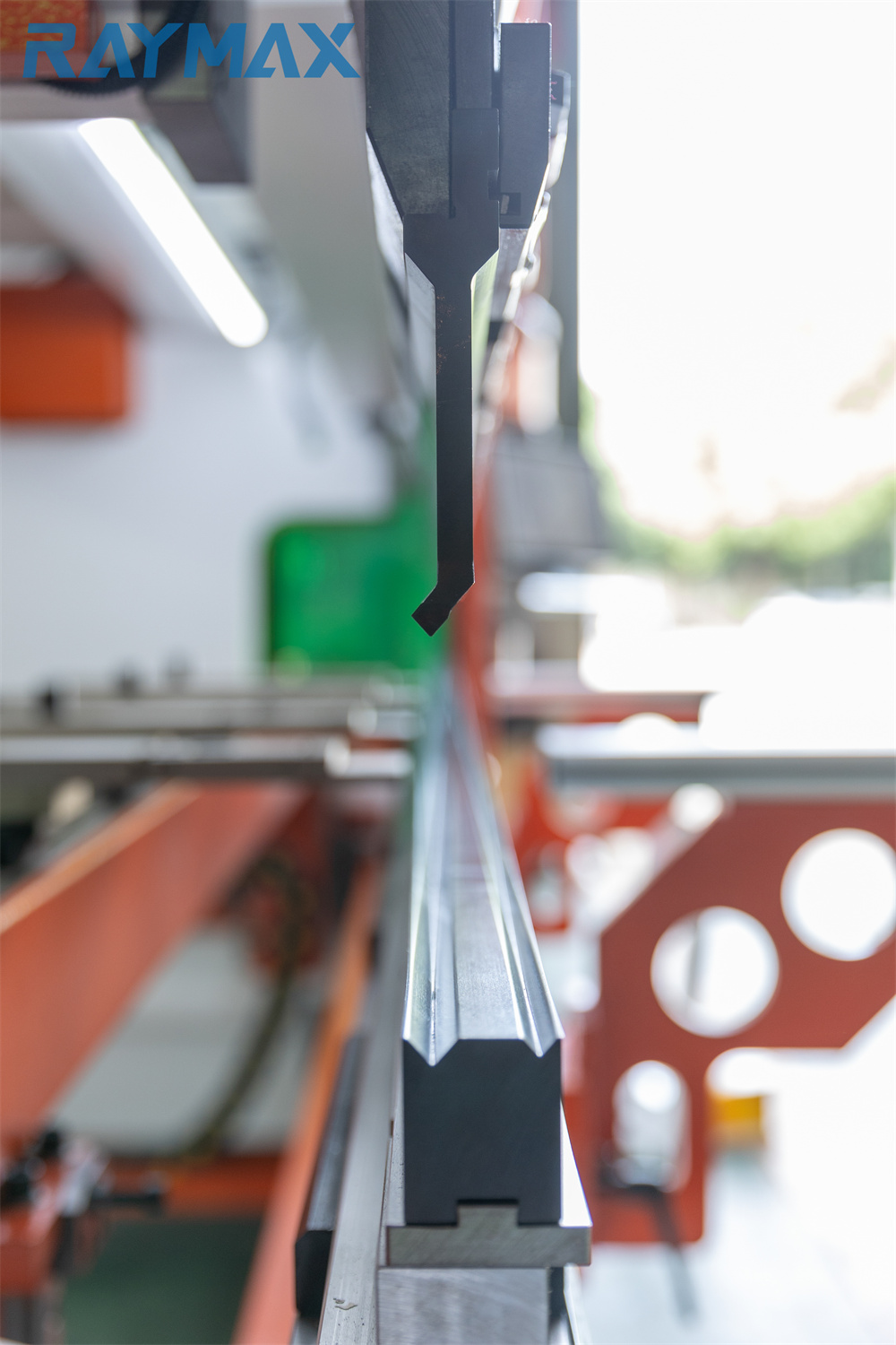 Freno de premsa CNC per plegar i plegar xapes d'aliatge de planxa metàl·lica Freno de premsa CNC per plegar i plegar xapes d'aliatge de planxa metàl·lica