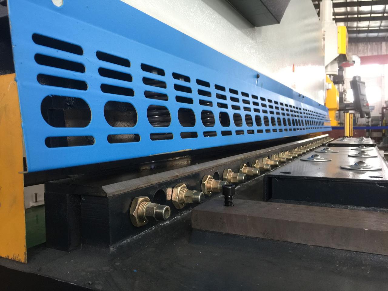 공장 가격 깎는 기계 Qc12y-4x2500 유압 가위 기계