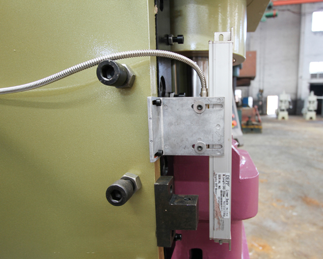 汎用性の高い高速プレスを備えた油圧プレス機