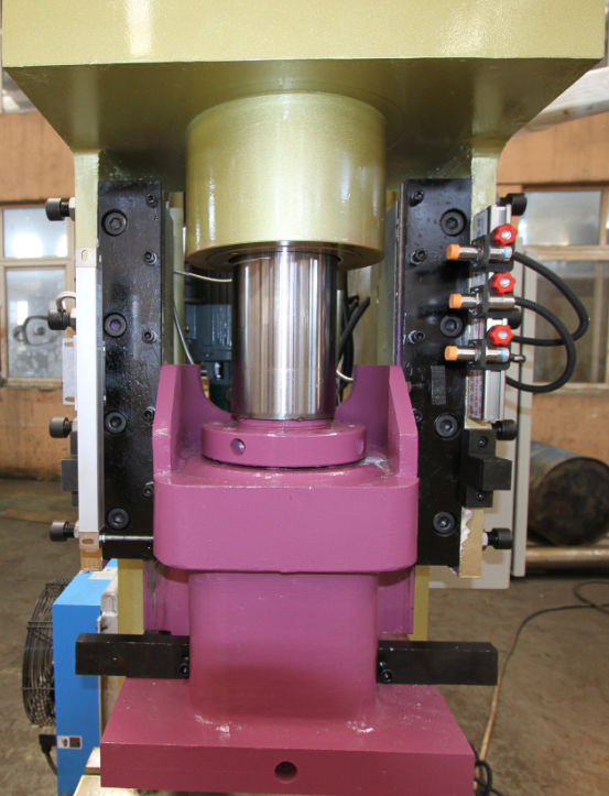 汎用性の高い高速プレスを備えた油圧プレス機