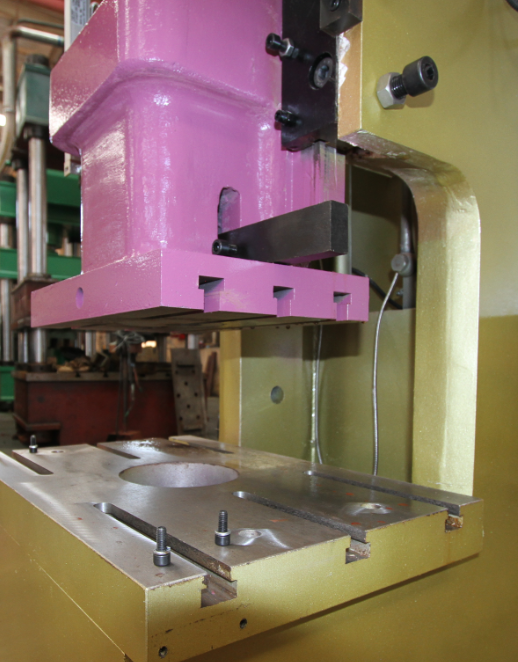 汎用性の高い高速プレスを備えた油圧プレス機