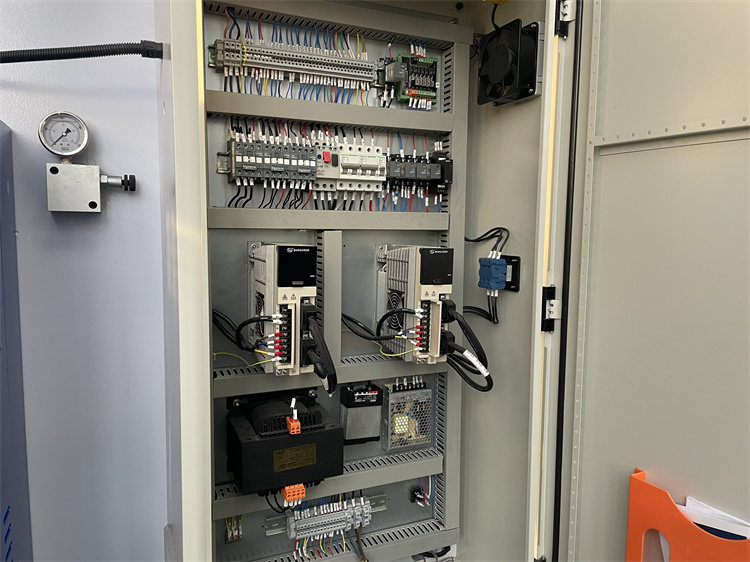 Hydraulic Press Brake Effective Metal Sheet Bending Machine Hydraulic Press Brake Effective Metal Sheet Bending Machine