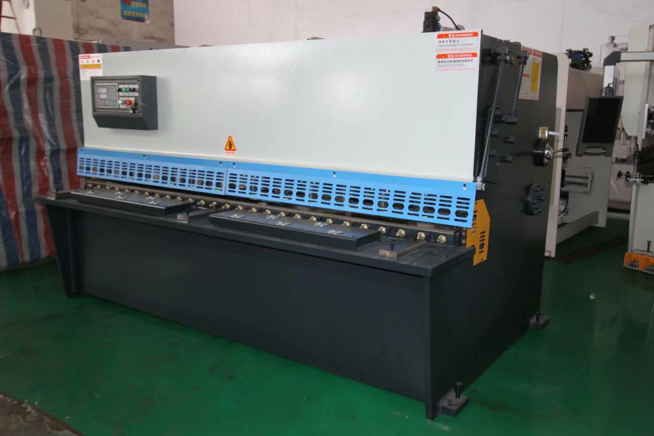 Qc12k-16x2500 Paslanmayan Polad Plitələr Kəsmə Makinası Cnc