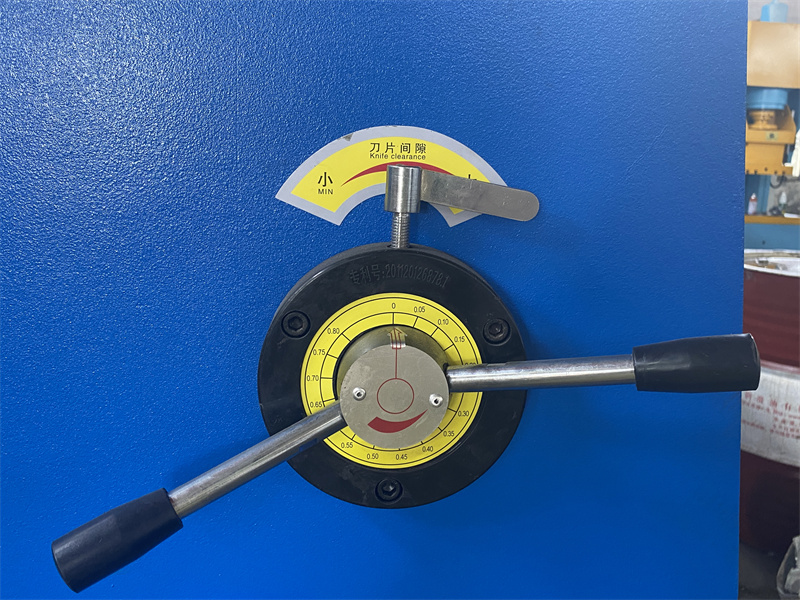 Qc12y ჰიდრავლიკური საპარსი მანქანა ფურცლის ფოლადის ჭრისთვის 3200 მმ