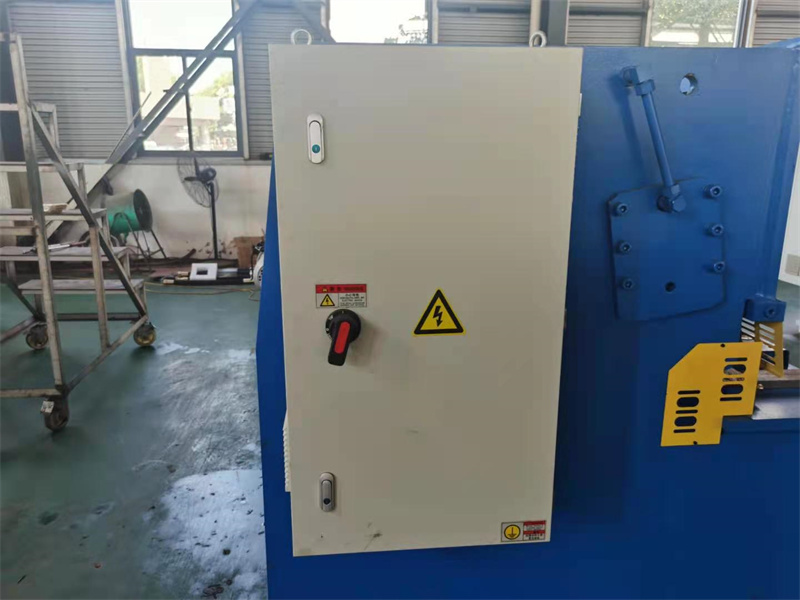 Qc12y ჰიდრავლიკური საპარსი მანქანა ფურცლის ფოლადის ჭრისთვის 3200 მმ