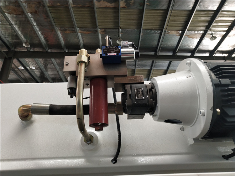 Servopressbromsmaskin Lågt pris Cnc kantpressbockningsmaskin Servopressbromsmaskin Lågt pris Cnc kantpressbockningsmaskin